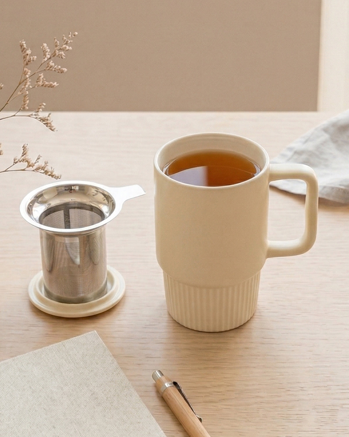 Cream tea mug with lid and removable stainless-steel infuser